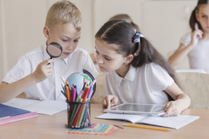 Solo il 38,5% dei genitori ritiene che la scuola dovrebbe insegnare come fare buon uso della tecnologia