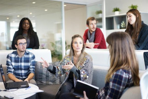 La promozione della leadership femminile nelle aziende tecnologiche, riflesso del lavoro per abbattere i pregiudizi di genere