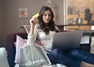 Domingos por la mañana, el momento escogido por los españoles para realizar sus compras online