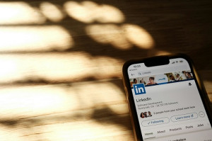 LinkedIn is testing a format of short videos or 'shorts' similar to those characteristic of TikTok